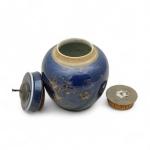 CHINE
Pot couvert en porcelaine à décor or sur fond bleu,...