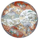 JAPON
Important plat rond en porcelaine à décor Imari
D.: 60 cm
