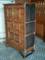 COREE
Meuble en bois exotique formant cabinet ouvrant à trois doubles...