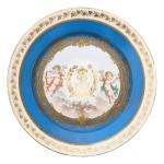 SEVRES
Assiette ronde en porcelaine à décor polychrome et or d'un...