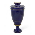 SEVRES
Vase à piédouche en porcelaine à décor de filets or...