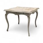 TABLE A JEUX en bois sculpté, mouluré et rechampi reposant...