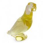 BACCARAT
Perroquet en cristal teinté jaune, signé de la pastille ronde...