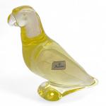 BACCARAT
Perroquet en cristal teinté jaune, signé de la pastille ronde...
