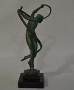 Pierre LE FAGUAYS (1892-1962)
Danseuse
Epreuve en régule à patine verte, signée...