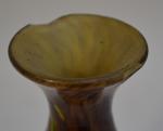 LE VERRE FRANCAIS
Vase soliflore en verre multicouche reposant sur un...