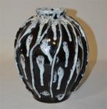 HENRIOT - QUIMPER
Vase boule en grès émaillé blanc sur fond...