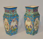 LONGWY
Paire de vases quadrangulaires à décor aux émaux polychromes représentant...