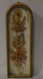 VITRINE MURALE en bois peint et doré, comprenant un ensemble...