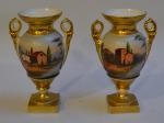 PARIS
Paire de vases en porcelaine à décor polychrome et or...