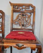 INDOCHINE
Trois sièges en bois exotique sculpté et ajouré avec incrustations...