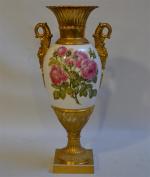PARIS
Vase en porcelaine à décor polychrome et or de fleurs
H.:...