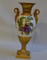 PARIS
Vase en porcelaine à décor polychrome et or de fleurs
H.:...