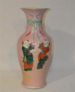 CHINE
Vase en porcelaine à décor polychrome de deux personnages tenant...