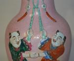 CHINE
Vase en porcelaine à décor polychrome de deux personnages tenant...