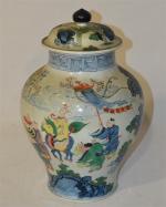 CHINE
Vase couvert en porcelaine à décor polychrome
H.: 37 cm