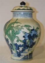 CHINE
Vase couvert en porcelaine à décor polychrome
H.: 37 cm