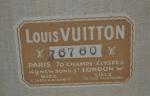Louis VUITTON
Valise recouverte de cuir havane, étiquette "Louis Vuitton Paris...
