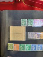 France, Maroc et divers : un classeur de timbres de...