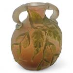 GALLE
Vase à anses en verre multicouche à décor floral dégagé...