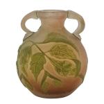 GALLE
Vase à anses en verre multicouche à décor floral dégagé...