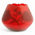 HECKERT 
Vase en verre rouge, signé
H.: 11.5 cm