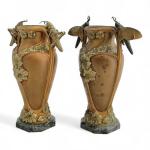 ART NOUVEAU
Paire de vases en bronze à plusieurs patines à...
