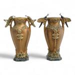 ART NOUVEAU
Paire de vases en bronze à plusieurs patines à...