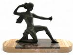 GUAL
Femme tenant un arc
Sujet en bronze patiné, signé, présenté sur...