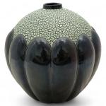 SAINT-CLEMENT
VASE de forme boule à côtes godronnées noir et motifs...
