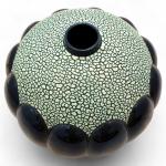 SAINT-CLEMENT
VASE de forme boule à côtes godronnées noir et motifs...