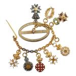 France Brochette de 9 décorations miniatures, montées sur chaîne :...