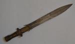 Un ancien couteau de guerrier en bois fer et laiton....