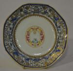 CHINE
Assiette octogonale en porcelaine surdécoré
XVIIIème
D.: 23 cm (légers sauts d'émail...