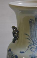 CHINE
Vase pansu en porcelaine à décor en camaïeu bleu d'animaux...