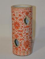 CHINE
Vase de forme rouleau en porcelaine ajourée à décor en...