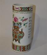CHINE
Vase de forme rouleau en porcelaine à décor poylchrome de...