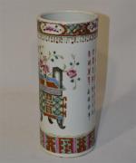 CHINE
Vase de forme rouleau en porcelaine à décor poylchrome de...