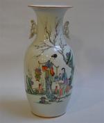 CHINE
Vase en porcelaine à décor polychrome de femmes et daim...