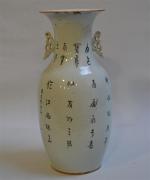 CHINE
Vase en porcelaine à décor polychrome de femmes et daim...