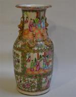CHINE Canton
Vase en porcelaine à décor polychrome et or de...