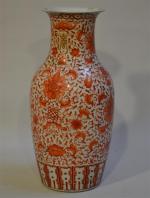 CHINE
Vase de forme balustre en porcelaine à décor corail de...