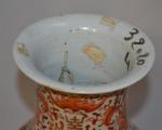 CHINE
Vase de forme balustre en porcelaine à décor corail de...