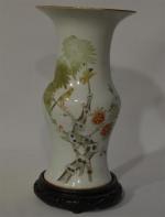 CHINE
Vase en porcelaine à décor polychrome d'oiseaux sur des branchages
H.:...