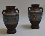 ASIE du SUD EST
Paire de vases en bronze cloisonné et...