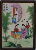 JAPON
Plaque en porcelaine à décor polychrome de femmes dans un...