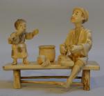 CHINE
Sujet en ivoire sculpté représentant un homme jouant avec un...