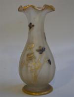 MONTJOYE attribué à.
Vase en verre à décor floral
H.: 20.5 cm...