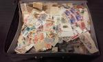 Vrac de timbres étrangers dans une petite valise