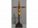 CHRIST en bronze doré sur une croix en bois noirci...
